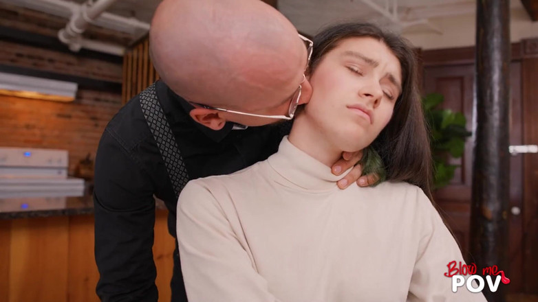 Blow me POV: Відсмокчи мені, відео від першої особи - грішниця тінка відсмоктує свого священика, щоб позбавити її гріхів