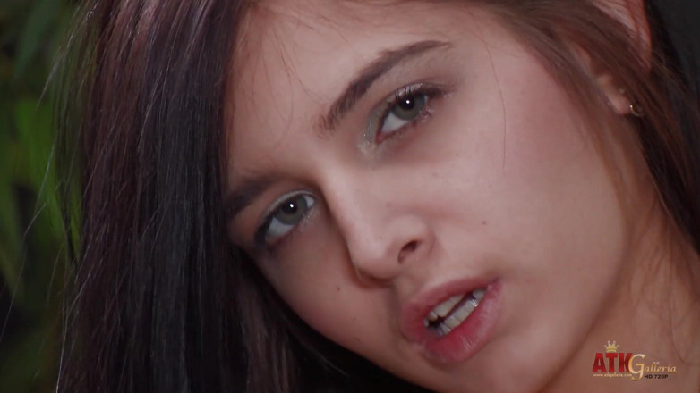 ATK Fans (Solo): Zoey Kush berbogel dan membentangkan kakinya untuk awak