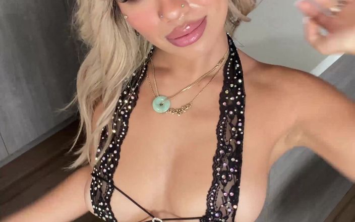 Daily Smoke: Hermosa latina y asiática sexy hottie Luna Luxe mostrando su...