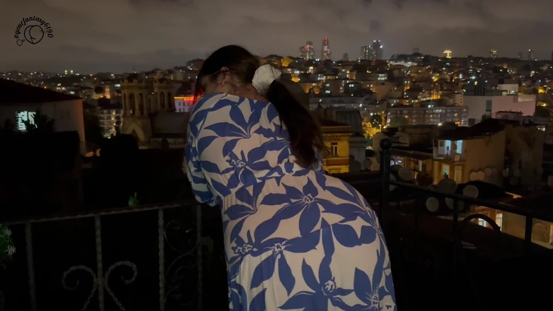 Your fantasy studio: Peidando na varanda com uma vista da cidade