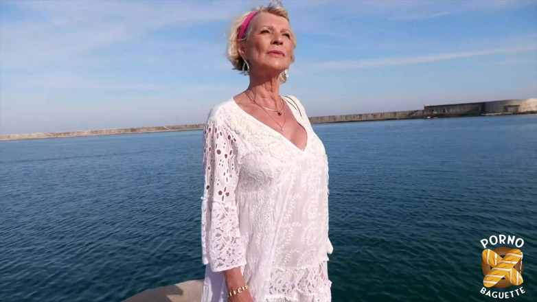 Porno Baguette: Eva, 70 jahre alt, will immer noch zwei schöne schwänze