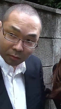 Mager Japan tonåring Cari knullad av chef och kollegor i trekant