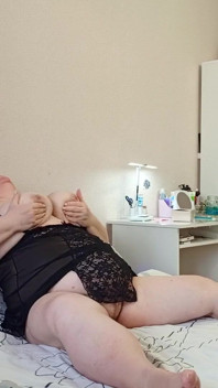 Ibu mertua lagi asik masturbasi lubangnya yang besar