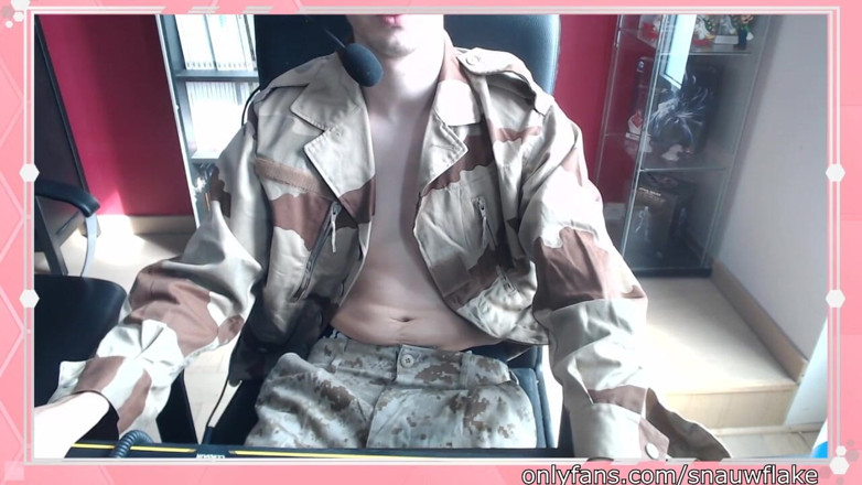 Matthew Fox Be: Matthew fox - cewek seksi militer lagi asik main video game -...