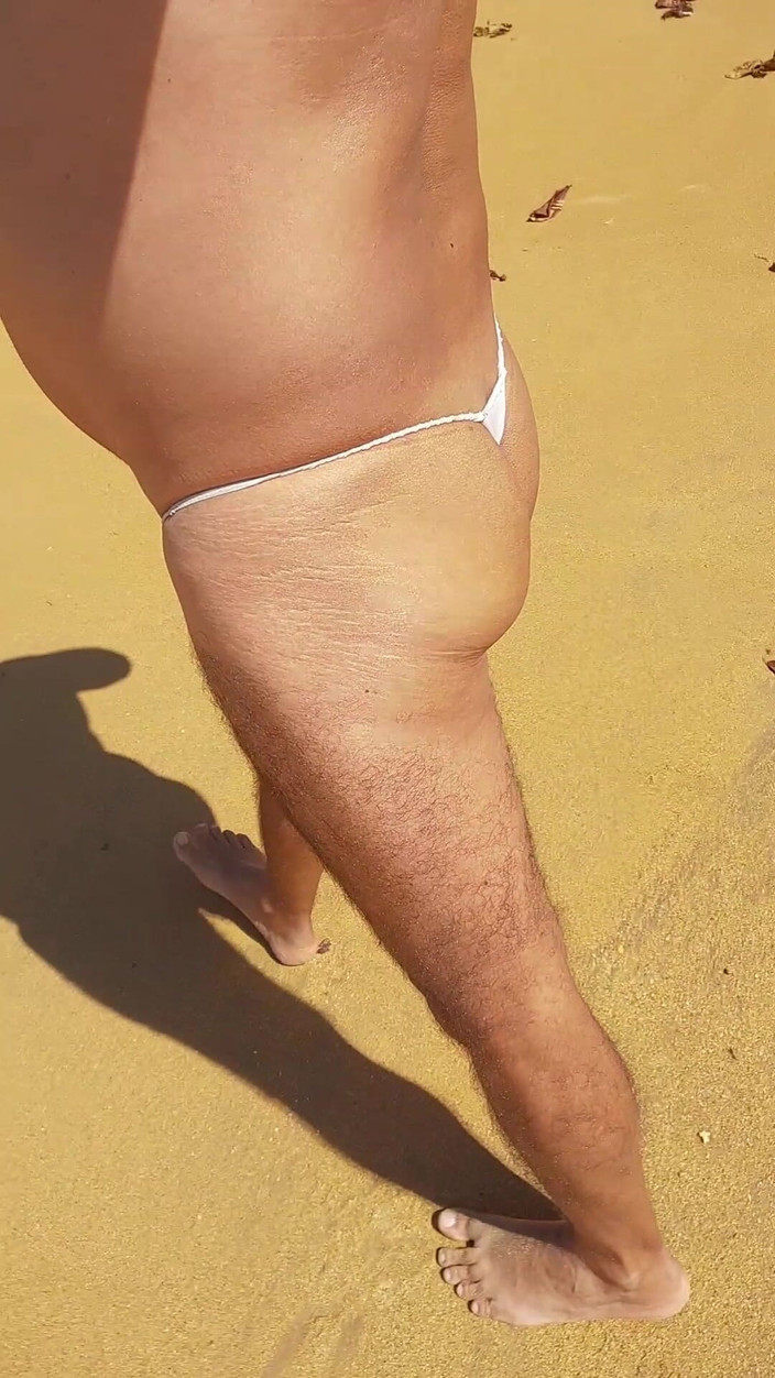 Ladysilvas: LadySilva кроссдрессер прохаживается в сексуальных трусиках на пляже в поисках мужчины для ее горячей задницы