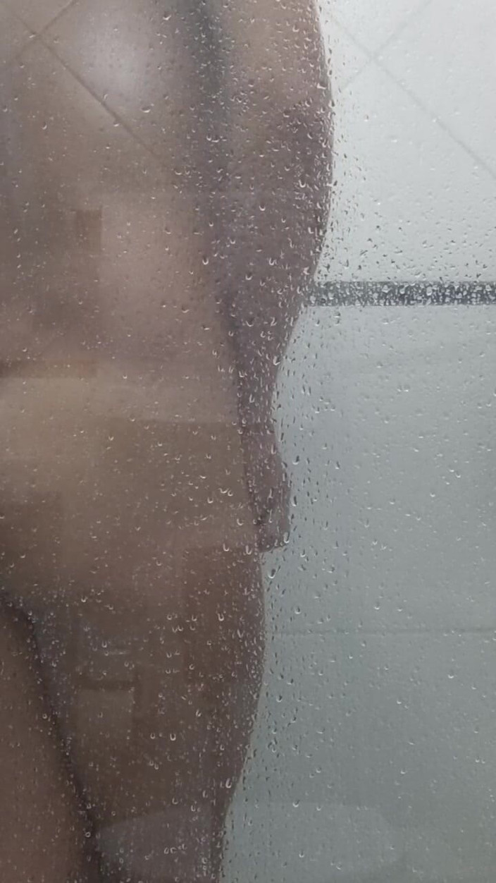 MiguellTrajano: Sissy-jongen neemt een douche nadat ze haar kont aan haar...