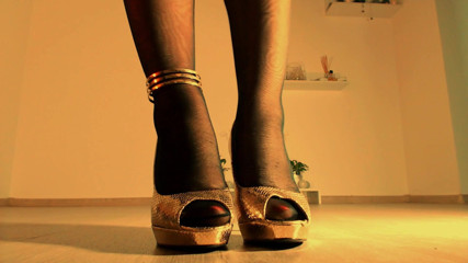 LegsOnHeels: Metto le mie calze di nylon prima di iniziare a...