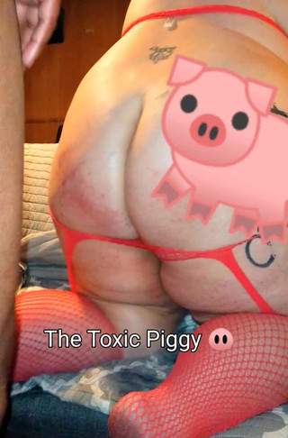 Kimmywetwet: Un gode clair dans le trou du cul d’une truie...