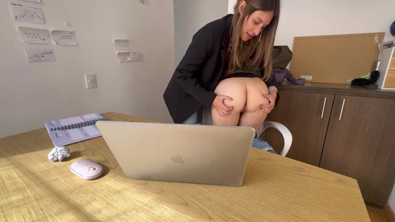 scarlettandc: Meine sekretärin wackelt mit dem arsch und lässt mich ihren...