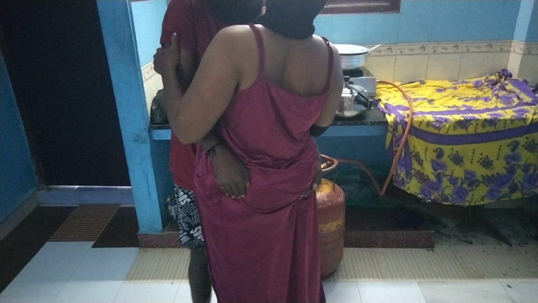 Tamil lesbian: Gorący seks w kuchni