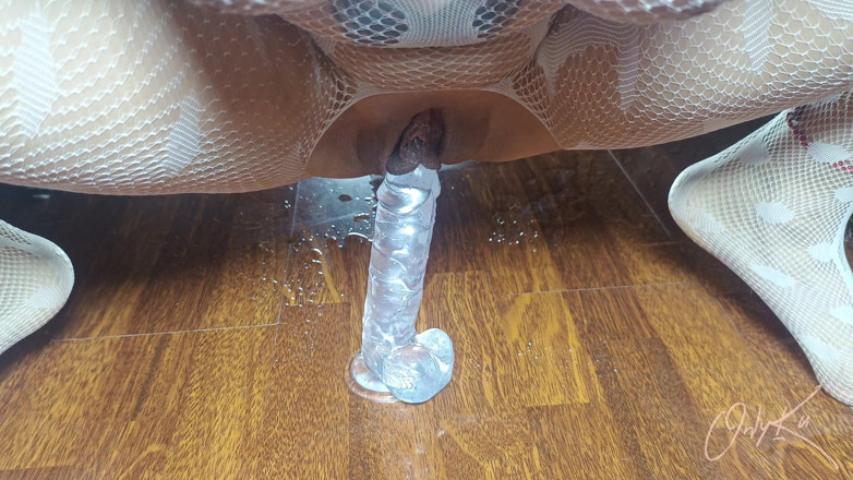 Only Ku: Rödhårig MILF knullar sig själv med en dildo i spegeln,...