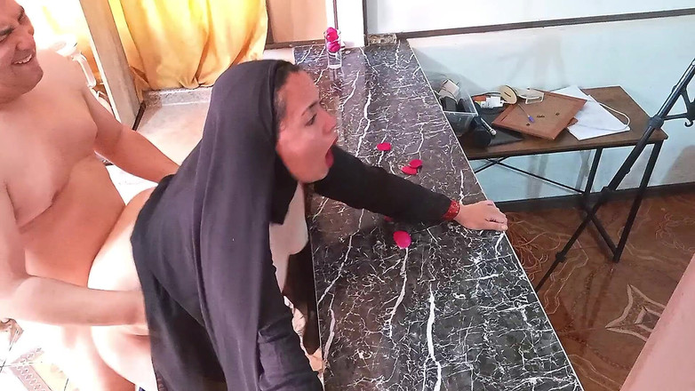 BBW Kelly Mom: キッチンでヒジャブをかぶった継母を犯す