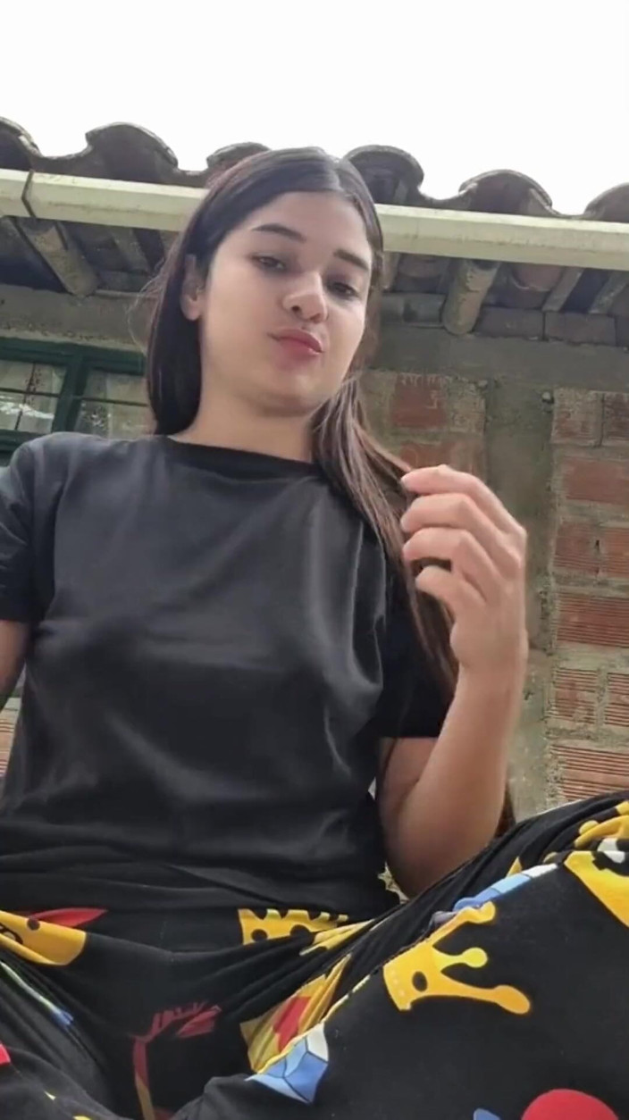 Yulieth Gomez: Yulieth Gomez menyentuh dirinya di tempat letak kereta mertuanya dan...