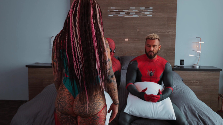 Alfiecinematic: Dwa Spiderman kontra wytatuowana laska Mandi Cat