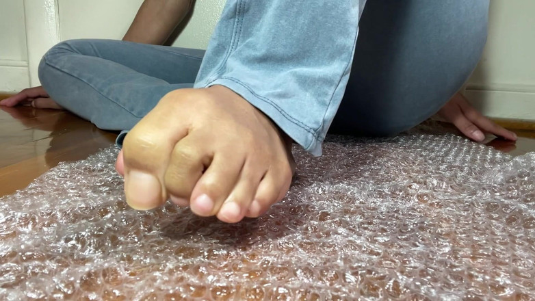 Pink Foxx: 발과 함께 버블 랩을 터뜨리는 핑크 폭스