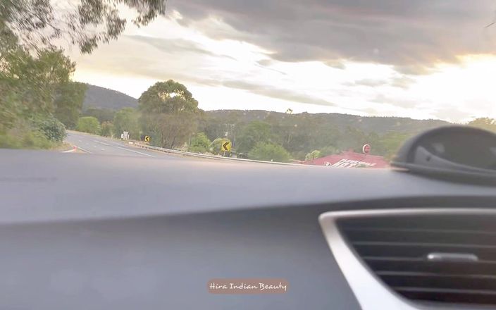 Hot 365 Entertainments: ホットなインドの熟女は、アウトバックで運転しながら彼女の重い胸の谷間をフラッシュ - 危険な公共のからかい!