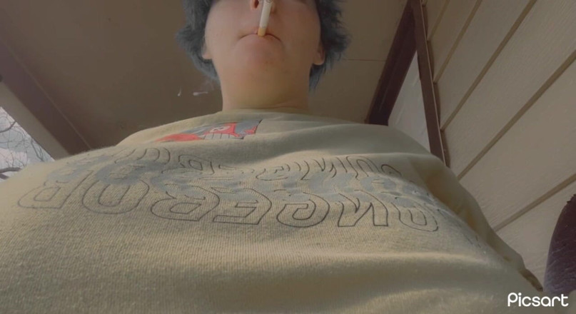Mushroombitchx: Fumar y jugar con las tetas