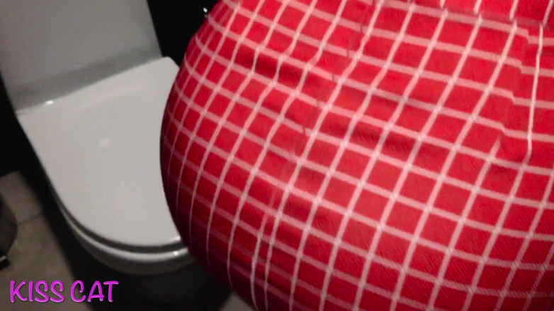 KissCat: McDonalds öffentlicher doggy &amp; blowjob mit sperma auf titten in der toilette