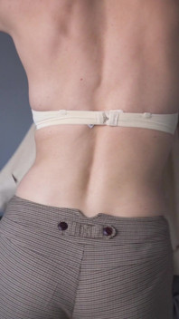アマチュア熟女はフルバックパンティーでホール作業服を試着し、パンティーラインをからかう