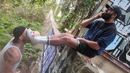 The Bearded Master: Kül tablası, sidik ve ayaklar. Sakallı usta fellball kullanıyor