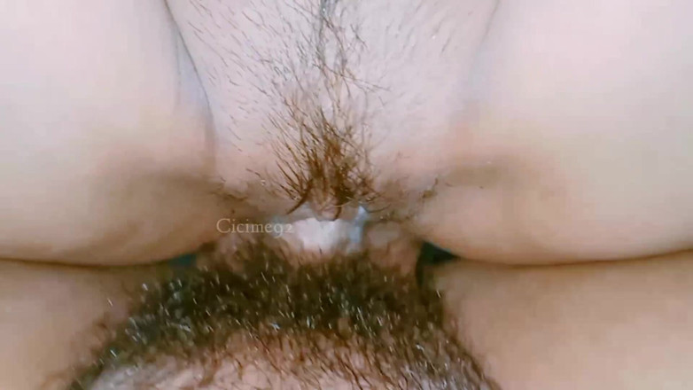 Cicime92: Minha linda esposa experimenta satisfação, atingindo o clímax