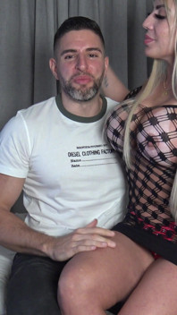 Une MILF brésilienne avec un gros faux cul se fait baiser