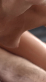 MILF fleksibel kehilangan dubur semasa urut nuru