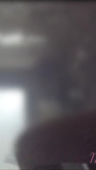 Esibisco la mia figa di fronte a un ragazzo in piscina e mi aiuta a masturbarmi È molto rischioso