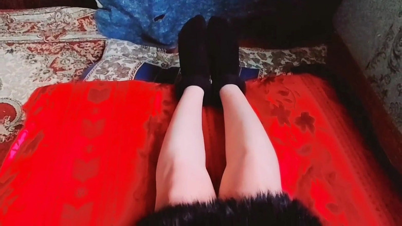 Kitty_Cross: 可爱的 femboy 赤脚穿过露出草地