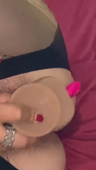 사정된 후 보지 예, 정액으로 가득 찬 고무 자지를 박습니다.