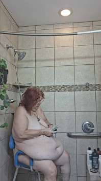 Büyük güzel hemşire Vicki duşumda çamur tedavisi yapıyor!