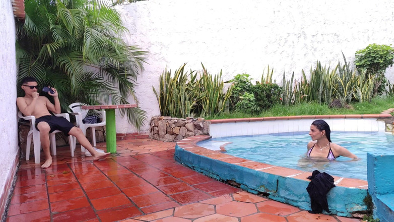 AmbargirlHot: Havuzda birlikte seviştikten sonra evimin banyosunda Latina üvey annemle sevişiyorum Gerçek...