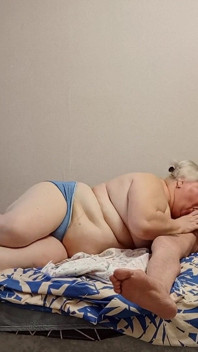 La matrigna mi ha fatto un pompino profondo e mi ha aiutato a venire