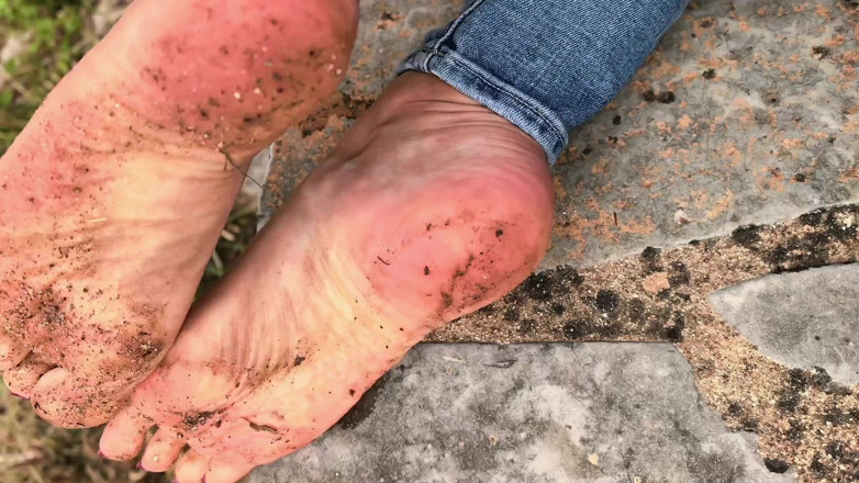 Goddess Lena: Mes Pieds Sales Pour Toi