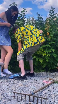 Sepasang suami istri sungguhan sedang ereksi di taman di antara semak-semak