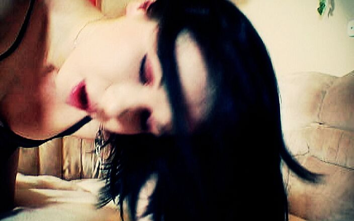 Lydia Privat: Lydia a její bi sexuální narozeninová párty