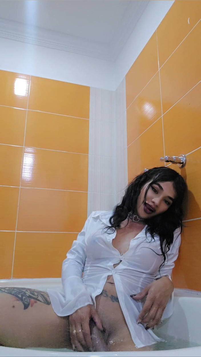 Melimejia: Mă joc cu penisul meu mare și tare în cadă