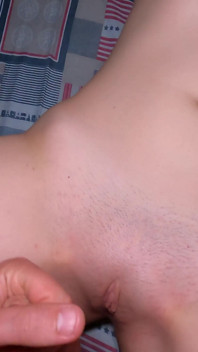 18 år gammal styvsyster får sperma på sina små bröst!