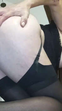 Il mio figliastro ha scoperto che sono una puttana e mi ha scopato il culo e la figa come una cagna con creampie