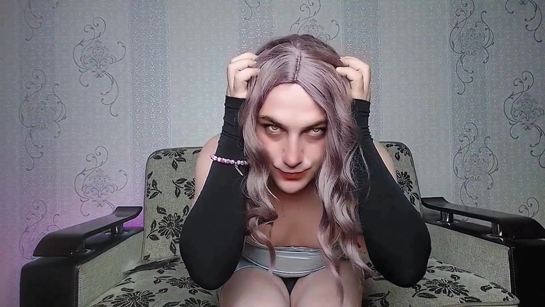 Kitty_Cross: Fofa maricas segurando coelho recheado na cama brincando