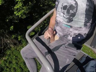 Funnyboy-Ger: 動くチェアリフトで、私は熱いチンポを柔らかいものから硬いものにジャークし、バイエルンアルプスの外で絶頂します