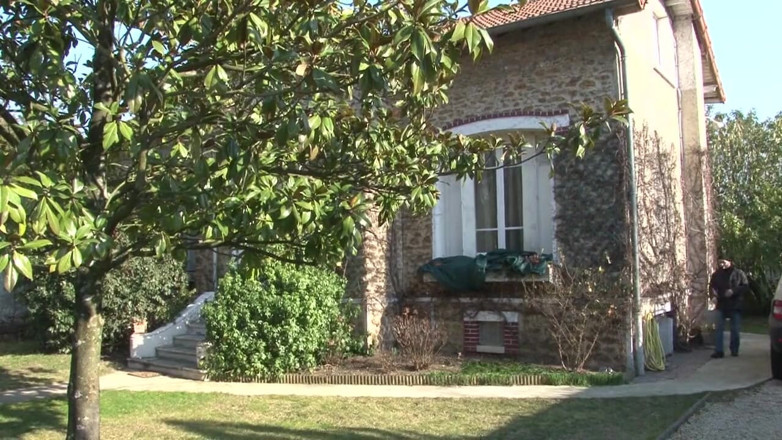 Nude in France: Kåta pervers runkar av till äldre kvinna i dusch