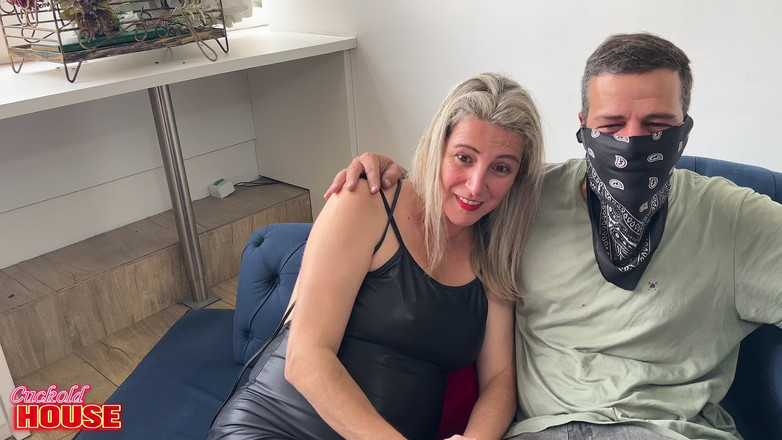 CuckoldHouse: Ea a avut o singură condiție pentru sex cu prietenii...