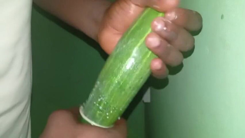 Badman4606: Mângâindu-mi castravetele frumos și lent