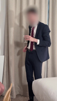 Dostal jsem se do prdele od hotelové recepční a souseda v sousedním pokoji.