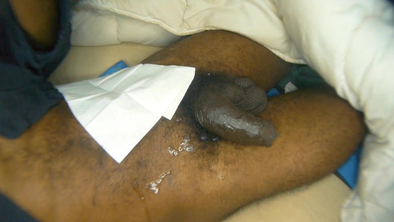 Dorian DomTop: Masturbace s velkým černým pérem: Po scéně