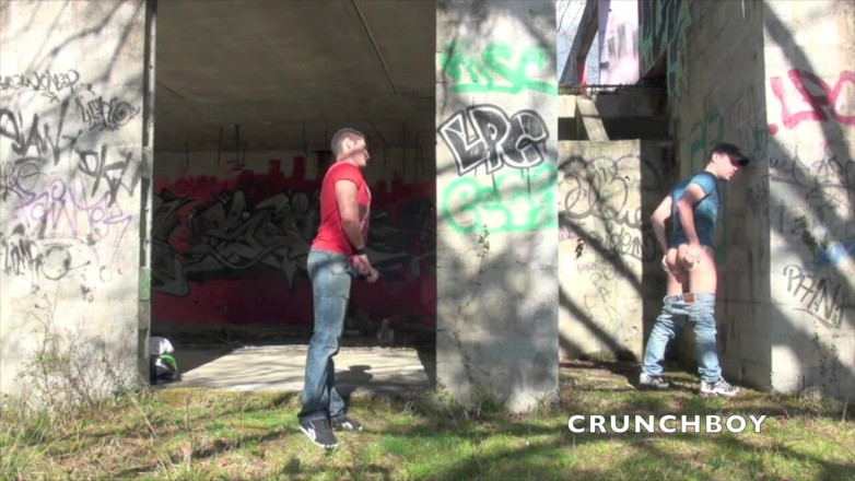 Crunch Boy: Dos chicos sexys follan en lugar discreto al aire libre