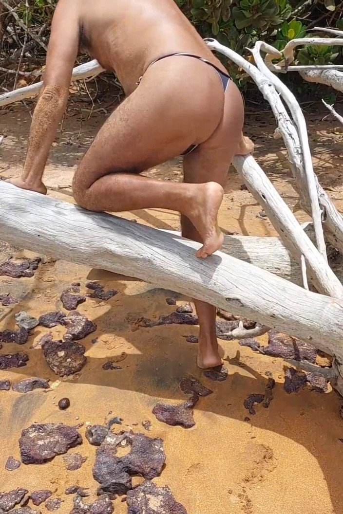 Ladysilvas: Ladysilva समुद्र तट पर पैंटीज में अपनी हॉट गांड में बहुत कामुकता के साथ