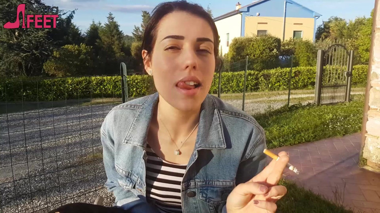 Smokin Fetish: Petra курит свои ciggaretes на улице