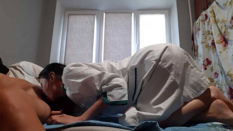 Lesbian-illusion: 환자와 섹스하는 두 명의 간호사(발 페티쉬, 커닐링구스, 젖꼭지 핥기)